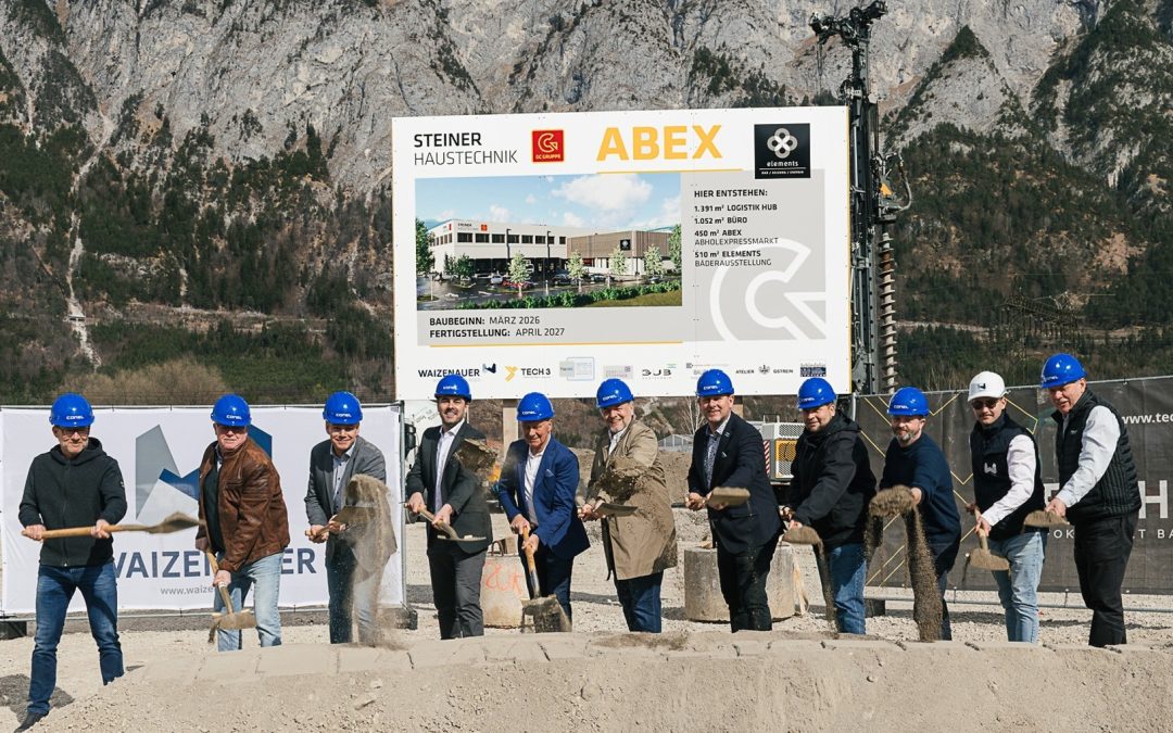 Grundsteinlegung für den neuen STEINER HAUSTECHNIK Standort in Völs mit ABEX, ELEMENTS Badausstellung und Logistikflächen. Spatenstich mit Beteiligten vor Bergkulisse. Baubeginn März 2026. | GC Gruppe